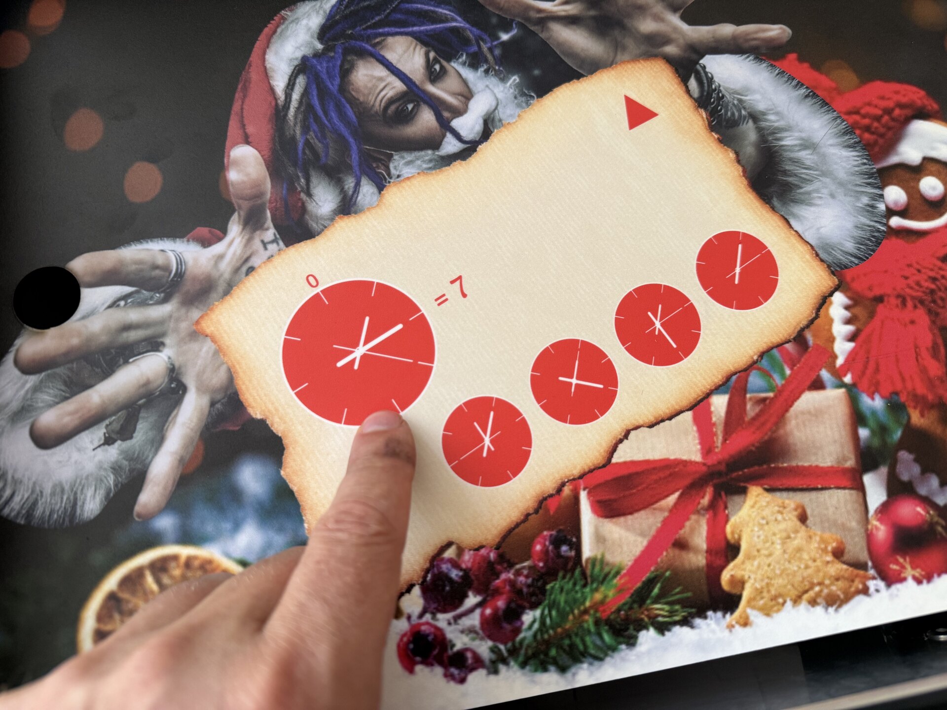 Nahaufnahme einer weihnachtlichen Rätselkarte mit roten Code-Symbolen